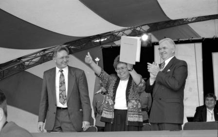 Judy Gingell lève le pouce après avoir signé l'accord-cadre définitif en 1993.